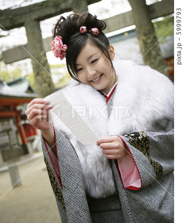 おみくじを見る着物姿の女性 おみくじを見る着物姿の女性 5999793