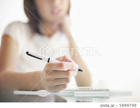 白いペンを握る女性の手 白いペンを握る女性の手 5999799