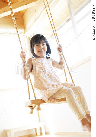 ブランコに乗る日本人女の子の写真素材