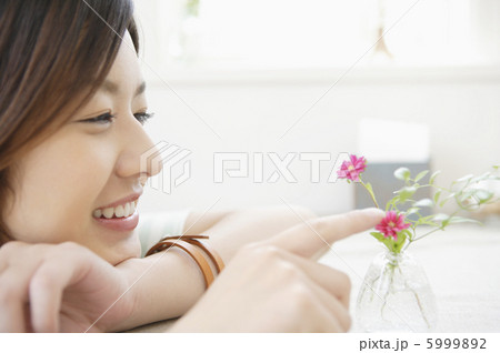 一輪挿しと女性 5999892