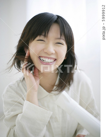 笑って髪を乾かす女性 5999912