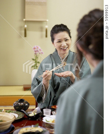 料理を食べる女性 料理を食べる女性 5999913