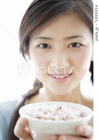 ご飯を持っている女性 5999914