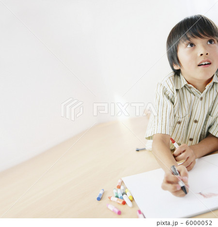 床で絵を描く男の子 床で絵を描く男の子 6000052