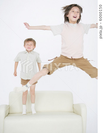 ソファーの上で遊んでいる兄弟 6000150