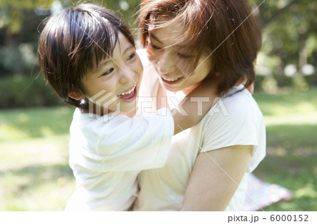 母親に抱きつく男の子 6000152