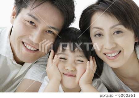 笑顔で寄り添う親子 6000261