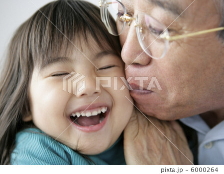 孫にキスする祖父 孫にキスする祖父 6000264
