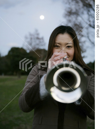 トランペットを演奏する日本人女性 6000286