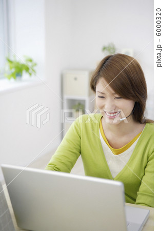 コンピュータに向かっている女性 6000320