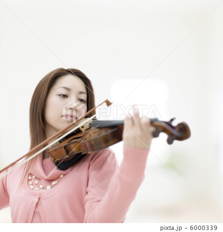 バイオリンを弾く日本人女性 6000339