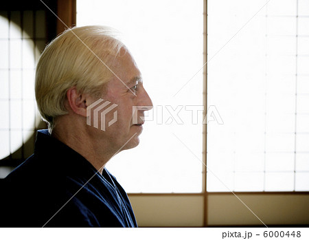 和室の白人男性 和室の白人男性 6000448