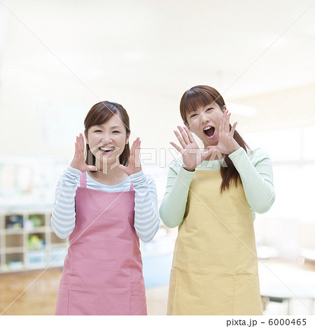 呼びかける2人の保育士 6000465