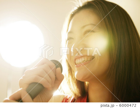 マイクを持つ日本人女性 6000472