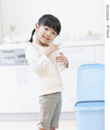 ペットボトルを抱える女の子 6000506