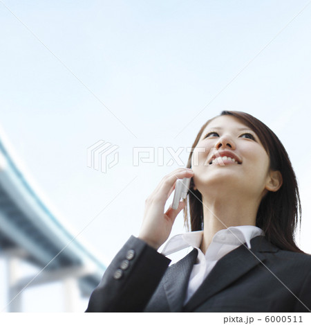 携帯電話を耳にあてたビジネスウーマン 6000511