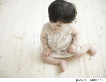 床に座る赤ちゃん 床に座る赤ちゃん 6000547