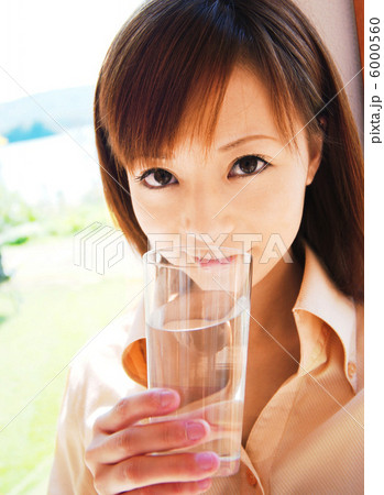 水を飲む女性 6000560