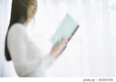 本を読む女性 6000586