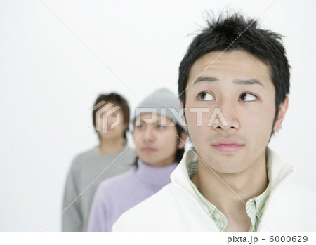 横を見る若者男性 6000629
