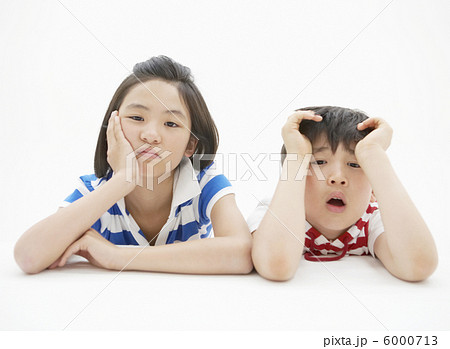 不満そうに見つめる男の子と女の子 6000713
