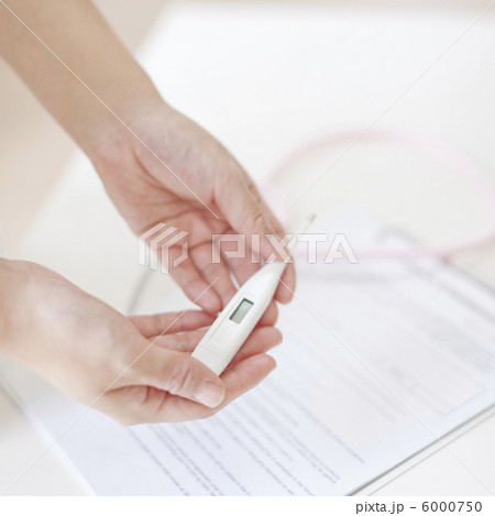 体温計を持つ看護士の手元 体温計を持つ看護士の手元 6000750