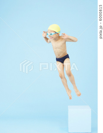 飛び込み台からジャンプする男の子 飛び込み台からジャンプする男の子 6000815