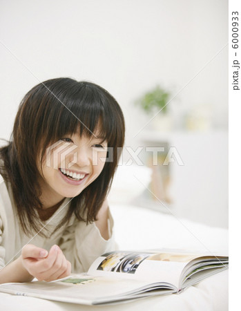 本を見ながら笑う女性 6000933