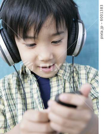 ヘッドフォンで音楽を楽しむ少年 6001383