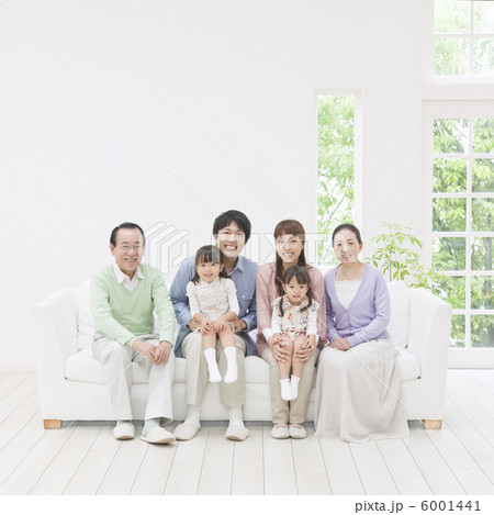 ソファに座る笑顔の家族 ソファに座る笑顔の家族 6001441