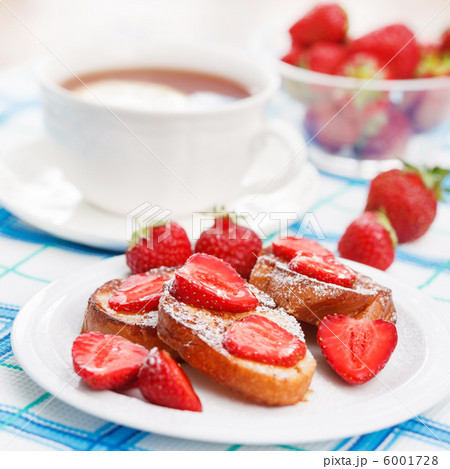 French toasts with powdered sugar and a strawberry 6001728
