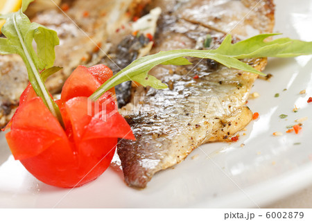 Grilled fish fillet with tomato and lemon Grilled fish fillet with tomato and lemon 6002879