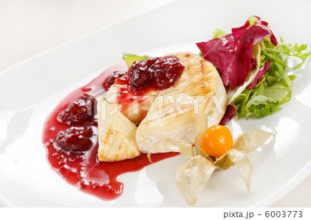 Camembert with cherry sauce 6003773