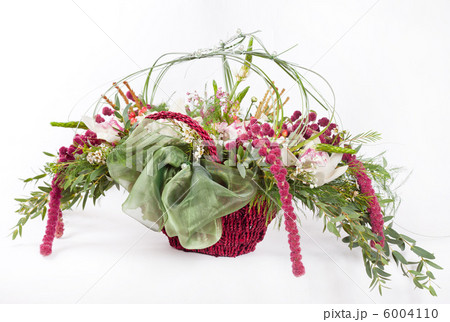 flowers in the basket 6004110