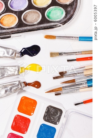 paints with brush paints with brush 6005397
