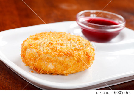 camembert with cranberry sauce 6005562