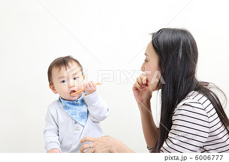 歯磨き赤ちゃんと母 6006777