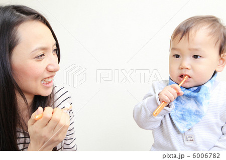 歯磨きする赤ちゃんと母 6006782