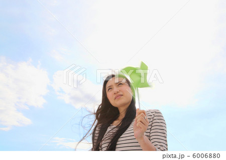 かざぐるまと女性 6006880