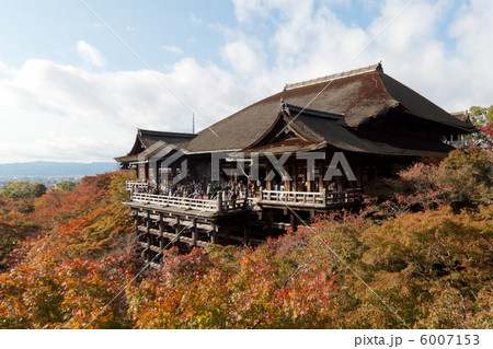 秋の京都音羽山・清水寺の本堂(清水の舞台) 秋の京都音羽山・清水寺の本堂(清水の舞台) 6007153