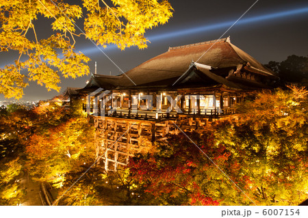 秋の京都音羽山・清水寺の本堂(清水の舞台)ライトアップ 秋の京都音羽山・清水寺の本堂(清水の舞台)ライトアップ 6007154