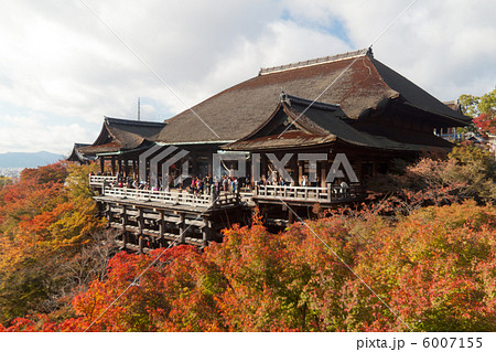 秋の京都音羽山・清水寺の本堂(清水の舞台) 秋の京都音羽山・清水寺の本堂(清水の舞台) 6007155