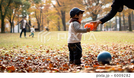 紅葉の公園で遊ぶ母子たち 紅葉の公園で遊ぶ母子たち 6009282