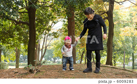 公園であんよの練習 公園であんよの練習 6009283