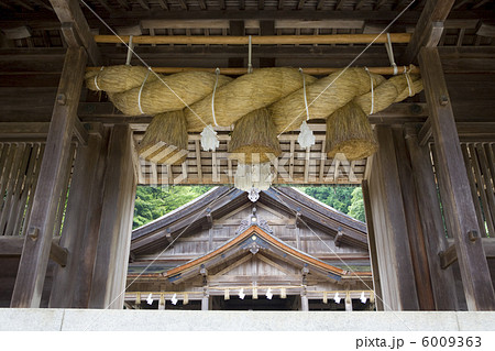 美保神社神門の注連縄 6009363