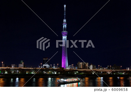 東京スカイツリーのライトアップ・冬雅と隅田川の明り 6009658