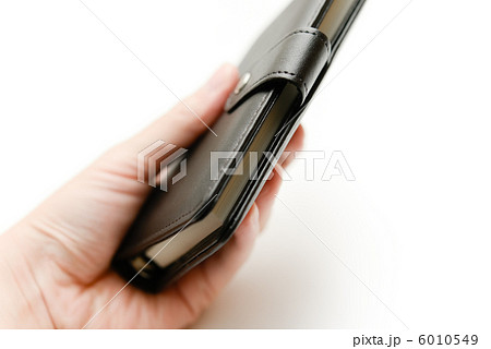 黒い手帳を持つ手元 黒い手帳を持つ手元 6010549