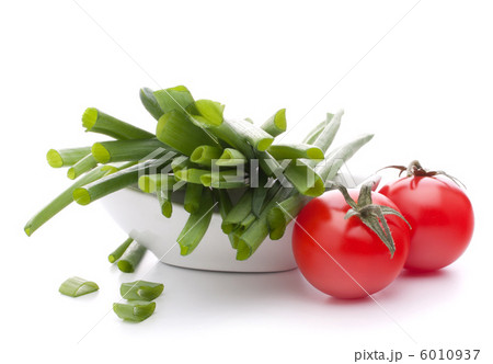 Spring onions and cherry tomato in bowl 6010937