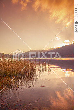 信州大町木崎湖の日の入り 6011167