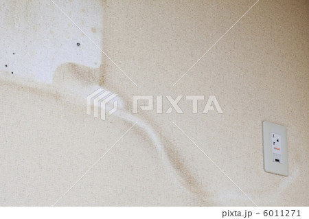 汚れた室内の壁 汚れた室内の壁 6011271